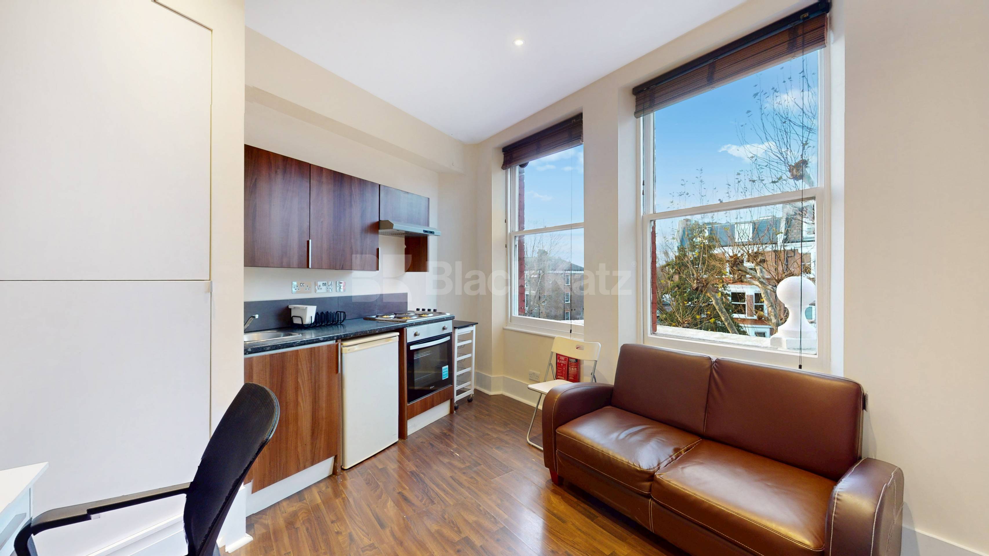 Modern one bed set within a large period house mins to tube and shops Sutherland Avenue, Maida Vale W9